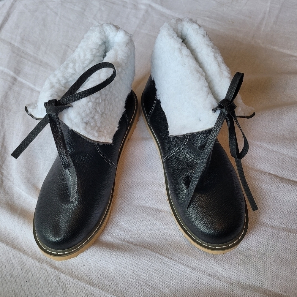 Black boots with white fur size 6